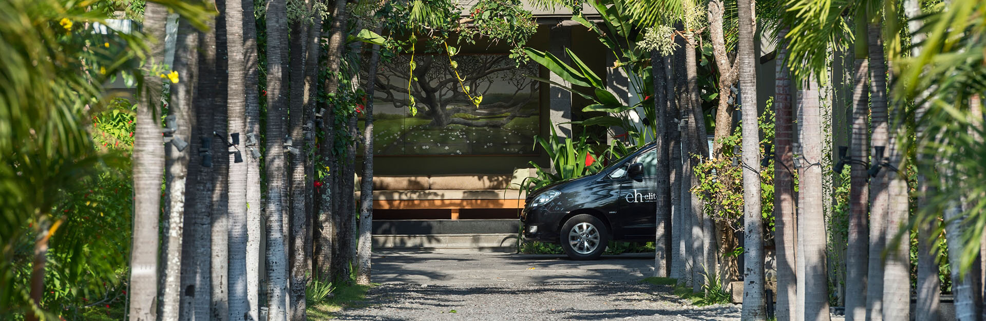 Laksmana Villas - Private lane and car